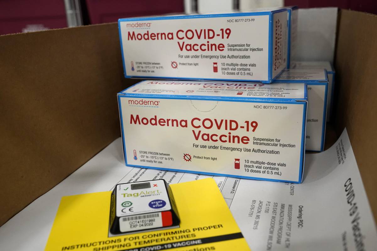 Cajas con la vacuna de Moderna frente a la covid-19, preparadas para ser enviadas al centro de distribuciÃ³n de McKesson en Olive Branch, Mississippi, en Estados Unidos, tras su aprobaciÃ³n por la FDA (EFE).